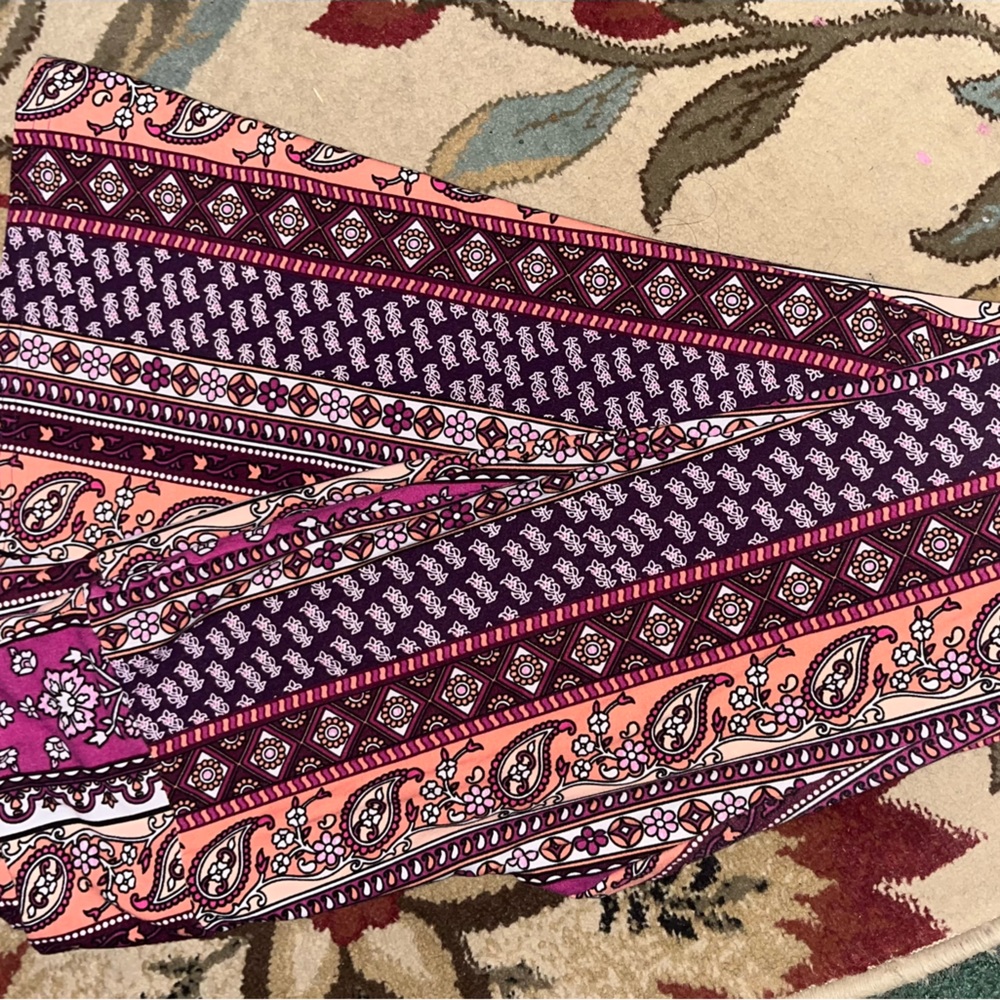 Juniors’ knit flare pants in paisley floral print-size M (7-9)